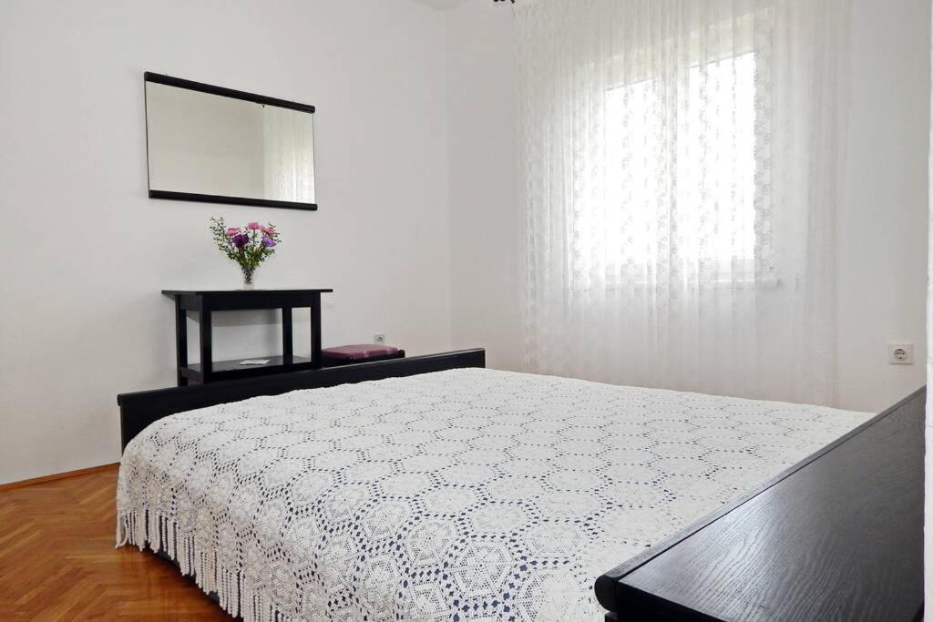 Apartment Eli Паг Екстериор снимка