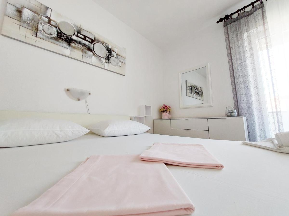 Apartment Eli Паг Екстериор снимка